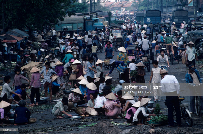 Một khu chợ cóc trên đường phố TP HCM.