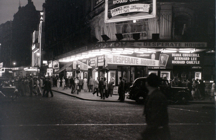 Ánh đèn sáng rực tại các cửa hàng ở giao lộ Charing Cross, thành phố London ngày 1/8/1955.