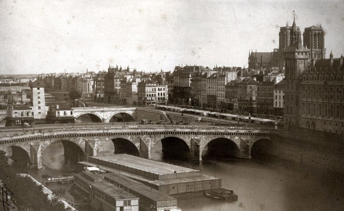 Thành phố Paris nhìn từ trên cao với nhà thờ Đức Bà ở phía xa, khoảng 1854-1857.