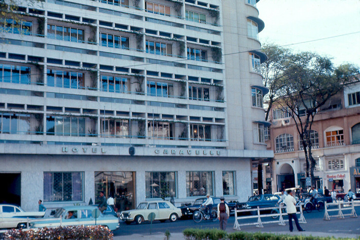 Cảnh đường phố quanh khách sạn, 1967. Ảnh: Eaindy.