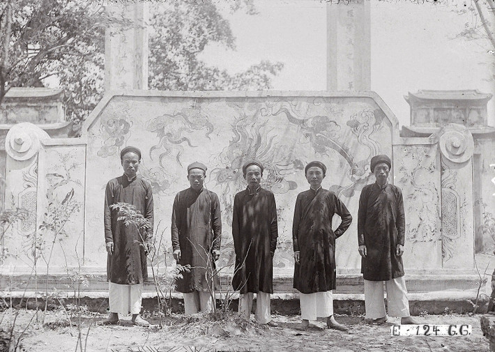 Nhóm nam giới có địa vị trong làng chụp ảnh kỷ niệm.
