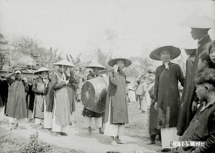 Người khiêng trống trong đám rước.