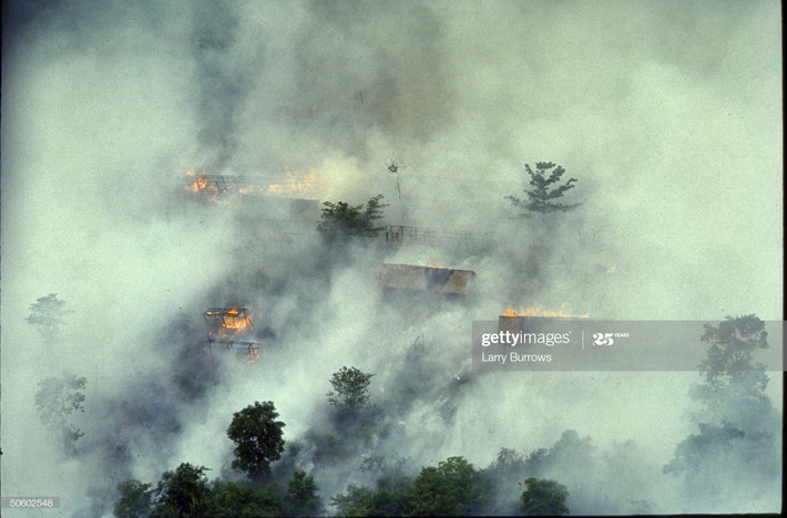 Ngôi làng ngập chìm trong lửa khói sau mưa bom napalm, 1966.