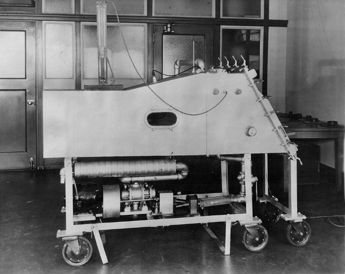 Một "Phổi thép" (Iron lungs), chiếc máy thở hiện đại đầu tiên, tháng 9/1930. Nhà nghiên cứu y học Mỹ Philip Drinker (1894-1972) đã thiết kế ra thiết bị này vào năm 1929.