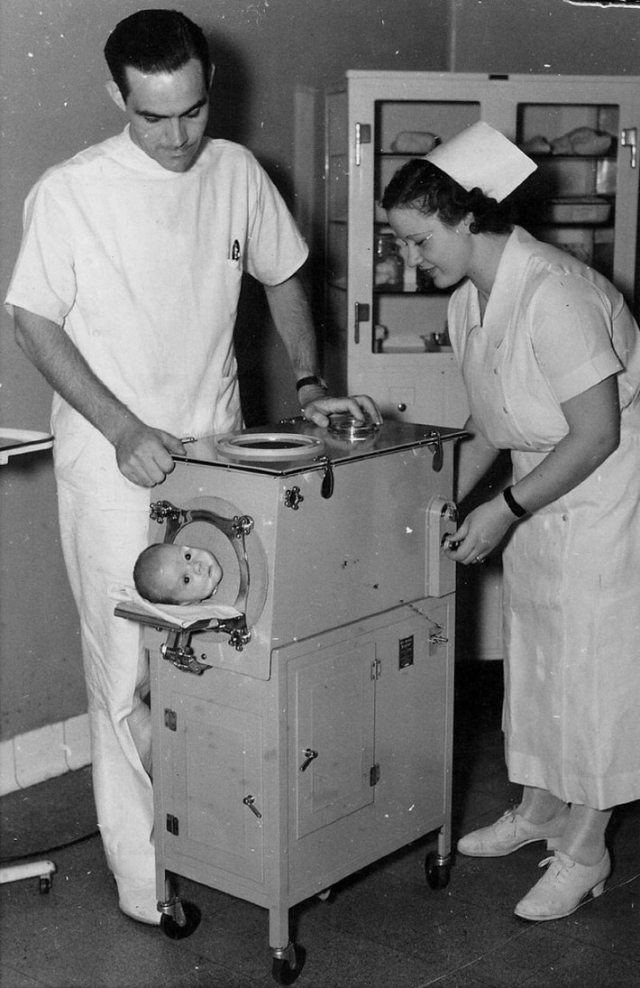 Một em bé được điều trị bằng "Phổi thép" trong bệnh viện, thập niên 1940.