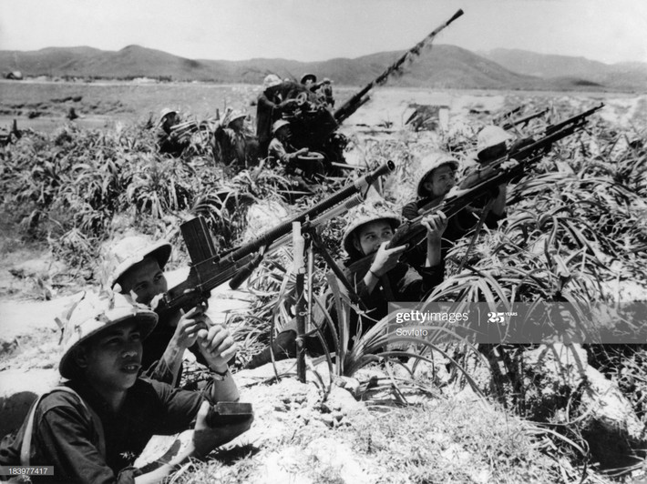 Dân quân tỉnh Quảng Bình quyết tâm bảo vệ bầu trời quê hương, 1965.