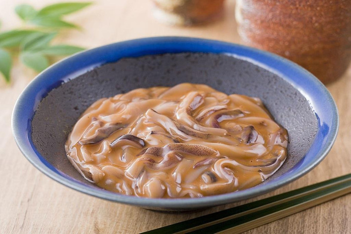 4. Shiokara: Món ăn đặc sản của người Nhật được làm từ nội tạng cá sống hoặc mực nang, trộn với muối và mạch nha. Sau đó, hỗn hợp được cho vào hũ thủy tinh kín để lên men trong một tháng. Shiokara được mô tả có màu nâu sền sệt và mùi hôi khủng khiếp. Món ăn có vị tanh của cá cộng với mùi lên men nên rất khó ăn. Nhiều thực khách thử món ăn này lần đầu đều ám ảnh và không dám nhìn lần nữa. Ảnh: Getty.
