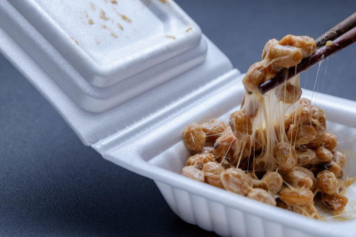 2. Natto: Nhìn qua món ăn này rất giống kẹo mạch nha của Việt Nam nhưng thực tế, Natto lại không hề dễ nuốt như vậy. Natto được coi như một món ăn không thể thiếu trong bữa cơm người Nhật hàng nghìn năm nay. Natto đầu tiên là những hạt đậu nành luộc chín được ủ với enzym ở môi trường 40°C trong vòng 14-18 giờ. Sau đó, đậu nành lên men biến thành hạt đậu có màu nâu, độ nhờn nhớt cao và bền, mùi nồng rất khó chịu. Đối với người Nhật, Natto càng nhớt sẽ càng ngon. Ảnh: Getty.