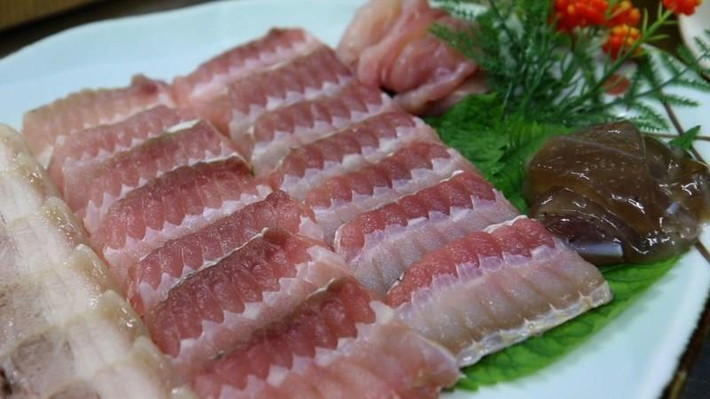5. Hongeo: Món ăn được làm tự thịt cá đuối lên men sau đó thái mỏng và ăn sống là đặc sản có 1-0-2 của Hàn Quốc. Nhiều người cho rằng mùi của Hongeo giống mùi của nhà vệ sinh. Đặc biệt, mùi thối của món ăn này còn “đu bám” vào quần áo, da hay tóc của bạn kể cả khi ăn xong. Để làm Hongeo, người ta xếp những con cá đuối vào kho lạnh, bảo quản trong khoảng một tháng và đợi cho cá bốc mùi hôi kinh khủng nhất. Ảnh: ilbe.