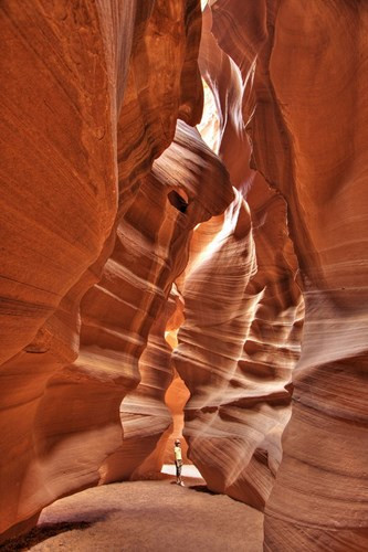 Tọa lạc trên vùng đất Navajo (thuộc tiểu bang Arizona, Tây Nam nước Mỹ), hẻm núi Antelope là một tác phẩm chạm khắc điêu luyện mà thiên nhiên ban tặng cho con người.