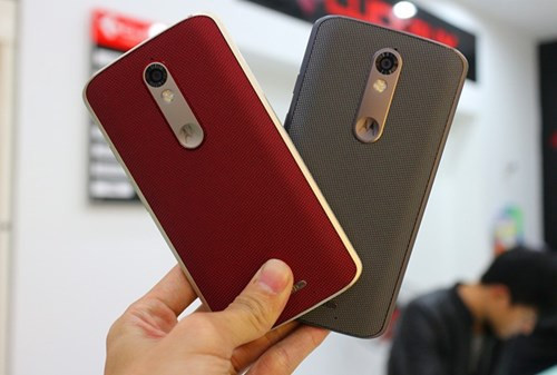 Nếu muốn tìm những chiếc smartphone Android khác biệt trên thị trường, Motorola cung cấp cho thị trường 2 model dòng cao cấp là X Style và Droid Turbo 2. Trong đó, model thứ nhất đã bán chính hãng cách đây một vài tháng. Riêng điện thoại Motorola Droid Turbo 2 vừa về Việt Nam theo đường xách tay. Máy bán ra dưới dạng hàng đã qua sử dụng, không đi kèm hộp và phụ kiện.