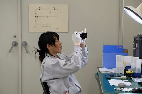 Tuy nhiên, tất cả vẫn chưa kết thúc, 10% trong số sản phẩm đã được đóng gói sẽ được chọn ngẫu nhiên để lắp vào các máy ảnh vào kiểm tra nhằm đảm bảo rằng chúng hoạt động tốt.