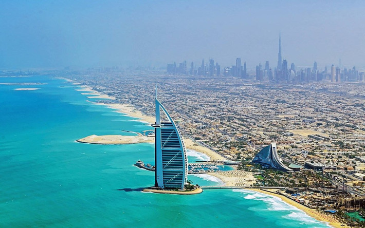 Khách sạn 7 sao duy nhất trên thế giới, Burj Al Arab Jumeirah, là niềm tự hào của người dân Dubai. Nằm trên một hòn đảo nhân tạo cách bãi biển Jumeirah gần 300 m, những căn phòng xa hoa và dịch vụ thượng hạng khiến Burj Al Arab được nhiều triệu phú, tỷ phú và người nổi tiếng chọn làm nơi nghỉ chân.