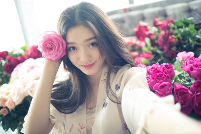 Theo Sina, trong dịp xuân mới và cũng cận kề ngày Valentine, nữ diễn viên Lâm Duẫn đăng tải loạt ảnh lãng mạn bên hoa. “Phụ nữ cũng như hoa hồng, đẹp, kiêu sa và cá tính” - cô viết.