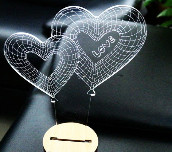 Đèn chiếu hình nhẫn, trái tim 3D. Đèn 3D hình trái tim, chiếc nhẫn chạy điện công suất 6W, sử dụng chất liệu Acrylic, có chân đế hình tròn hoặc chữ nhật dày 40mm, có công tác điều chỉnh ánh sáng màu vàng, trắng theo ý muốn. Ngoài việc tạo hình chiếc nhẫn, trái tim 3D độc đáo, loại đèn này có thể dùng làm đèn ngủ, đèn trang trí, giúp không gian căn phòng trở nên mới lạ và lãng mạn với ánh đèn dịu nhẹ.
