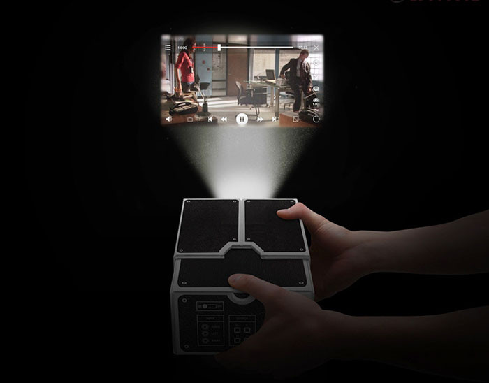 Việc sử dụng rất đơn giản, các cặp đôi chỉ cần mở video trên điện thoại và lắp điện thoại vào hộp chiếu theo hướng dẫn, tìm cho mình một vị trí ngồi thoải mái là thưởng thức những thước phim sống động, video clip kỷ niệm hay slide ảnh trong những chuyến đi của mình. Giá bán sản phẩm: 450.000 đồng.
