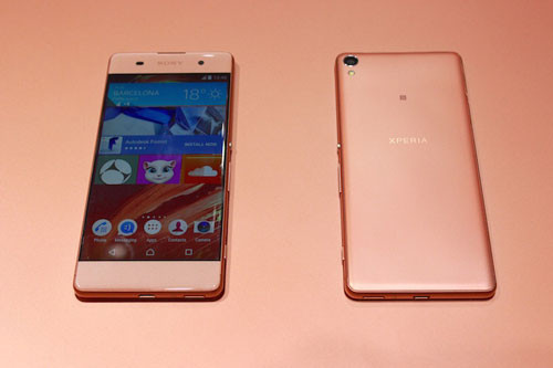 Xperia X được trang bị vi xử lý Mediatek MT6755 Helio P10 lõi 8 với xung nhịp 2.0 GHZ, GPU Mali-T860MP2. Dung lượng RAM 2 GB kèm theo bộ nhớ trong 16 GB. Người dùng có thể mở rộng dung lượng lưu trữ thông qua khe cắm thẻ microSD với dung lượng tối đa 200 GB. XA chạy trên hệ điều hành Android 6.0.1 Marshmallow.