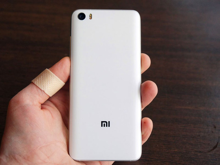 iên pin của Mi 5 có dung lượng 3.000 mAh, hỗ trợ công nghệ sạc nhanh Quick Charge 3.0 (sạc đầy 83% trong vòng 30 phút).