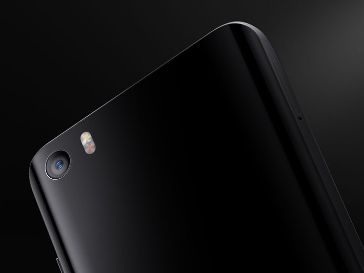 ể sở hữu phiên bản vỏ gốm, bộ nhớ trong 128 GB, người dùng phải đầu tư số tiền 460 USD (10,26 triệu đồng).
