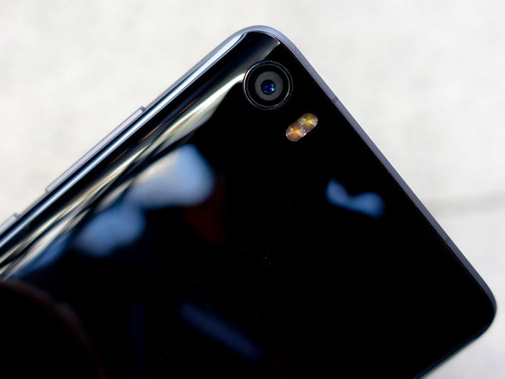iá bán phiên bản bộ nhớ trong 32 Gb là 306 USD (tương đương 6,83 triệu đồng), phiên bản 64 GB có giá 352 USD (7,85 triệu đồng).
