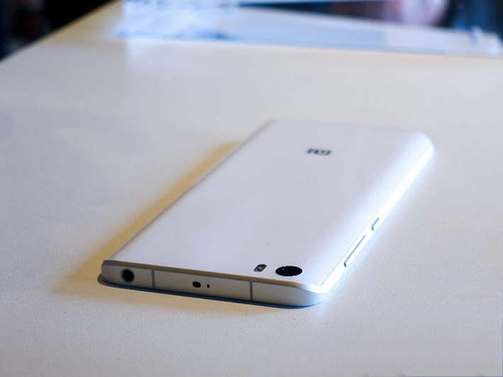 Xiaomi Mi 5 có 2 khe cắm SIM, hỗ trợ kết nối 4G LTE Cat 12.