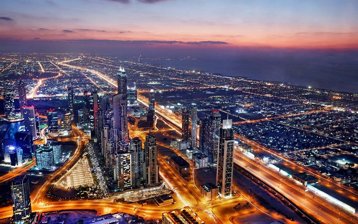 Dubai hiện có hơn 2 triệu dân sinh sống. Vào ban đêm, thành phố sáng rực ánh đèn, cuộc sống vẫn giữ nhịp điệu sôi động, hào nhoáng.
