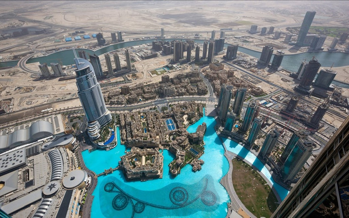 Đài phun nước dài 250 m với tia nước vươn cao 50 m và khách sạn Downtown Dubai nhìn từ trên cao.