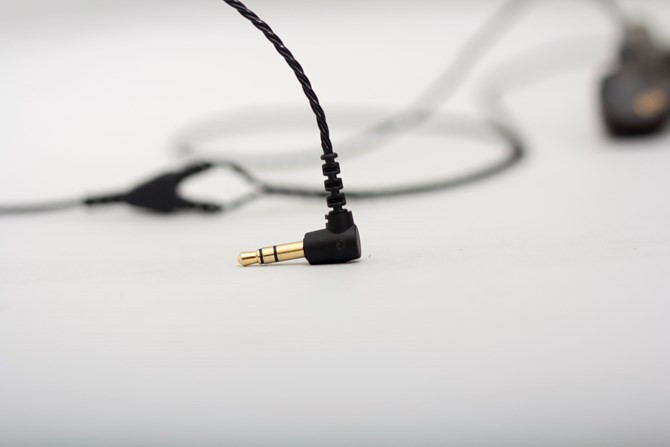 Nhìn tổng thể, S-EM6 là một chiếc tai nghe được chế tác cao cấp, đậm chất Custom nhưng vẫn là một sản phẩm dành cho tất cả mọi người.