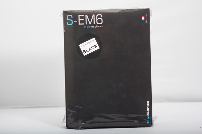 Hộp của S-EM6 cũng giống như Velvet, nó khá lớn và được bọc nilon mỏng bên ngoài. Trước đây, S-EM6 được làm housing màu trong suốt, năm nay hãng đã thay đổi thành màu đen nên bên ngoài có thêm một miếng dán ghi "Edition Black".