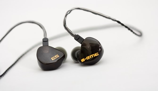 hế giới tai nghe nhét trong (In-ear) dạng Balance Armature (BA) đang bùng nổ về số phiên bản để lựa chọn cũng như về số lượng... màng loa trong một sản phẩm. Trước đây, những cặp tai nghe có 4 màng loa BA một bên tai đã là những sản phẩm cao cấp nhất của các hãng. Công nghệ càng phát triển, màng loa càng nhỏ lại nên các nhà sản xuất có thể làm được tai nghe nhỏ hơn, hoặc nhét nhiều màng loa hơn vào một chiếc tai nghe. Hãng Earsonics đến từ nước Pháp cũng không đứng ngoài cuộc đua đó Chúng ta hãy cùng mở hộp cặp tai nghe in-ear S-EM6 với 6 màng loa Balance Armature ở mỗi bên.
