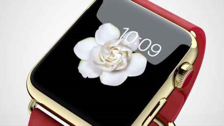2. Apple Watch. Lý do: Bạn chỉ cần sở hữu chiếc điện thoại iPhone là đủ Từ một góc độ nào đó, chiếc đồng hồ Apple Watch rất thời trang, tính năng phong phú và bán chạy, nhưng trong nhiều trường hợp sử dụng điện thoại iPhone càng thuận tiện hơn, hơn nữa, nếu sử dụng Apple Watch thì chúng ta lại có thêm một thiết bị cần sạc hàng ngày.
