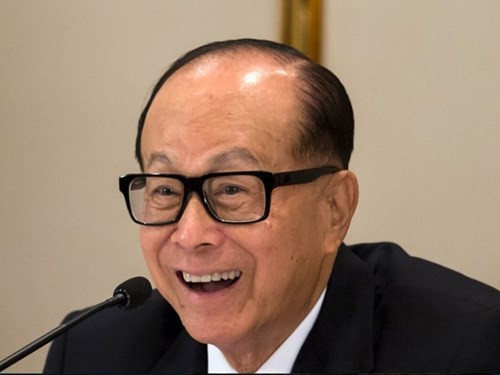 Lý Gia Thành - Tài sản: 19,5 tỷ USD (Hong Kong, Trung Quốc). Lý Gia Thành được biết đến như một doanh nhân giàu có và nổi tiếng nhất Hong Kong. Sau 6 năm làm việc trong một công ty sản xuất hoa nhựa, ông Lý đã đứng ra mở nhà máy riêng, chính là tiền thân của CK Hutchison Holdings ngày nay - một công ty đầu tư khá nhiều lĩnh vực, từ bất động sản, sản xuất, năng lượng tới viễn thông và công nghệ.