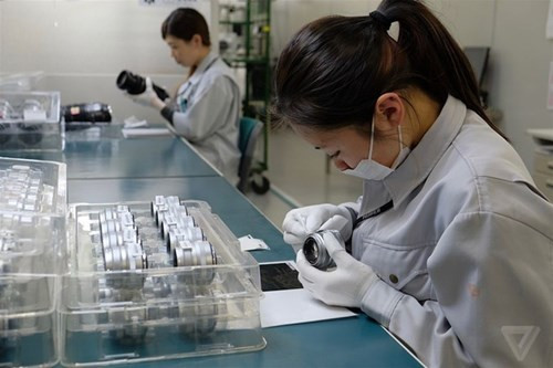 Đây là nơi kiểm tra cuối cùng, một lần nữa các nhân viên quan sát tổng thể sản phẩm và có một vài thao tác nhỏ như đánh bóng ống kính trước khi chuẩn sang khâu tiếp theo.