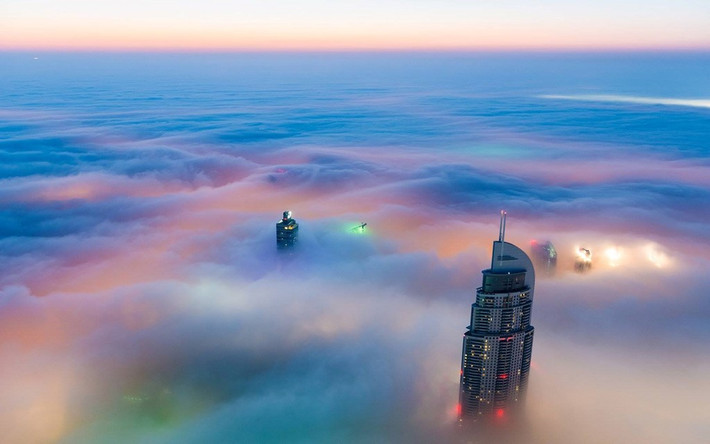 Trung tâm Dubai trong sương sớm và ánh bình minh khiến du khách có cảm giác như đang ở một hành tinh khác.
