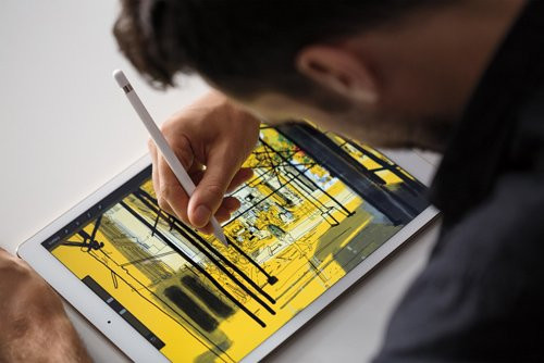 iPad Pro ( 949 USD – 21,5 triệu đồng) và Apple Pencil ( 99 USD). Mặc dù đối thủ Samsung và Toshiba cũng tung ra hàng loạt dòng máy tính bảng 13 inch, tuy nhiên, sản phẩm của Apple luôn là sự lựa chọn hàng đầu. IPad Pro là thiết bị tích hợp mọi tiện ích của iPad trước đó nhưng có kích cỡ màn hình lớn hơn, giúp người dùng có thể thao tác thuận tiện hơn. Phụ kiện được yêu thích nhất của “siêu phẩm” này là Apple Pelcil. Mặc dù có mức giá không hề rẻ nhưng iPad Pro vẫn luôn là thiết bị được “săn đón” nhất hiện nay.