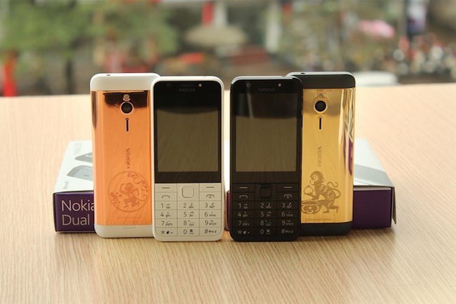 Thay vì iPhone 6s hay Blackberry Porsche Design, nhiều người lại chọn mạvàng những chiếc điện thoại chỉ có chức năng cơ bản là nghe gọi. Sốđiện thoại này chủ yếu là của Nokia nhưng cũng có người lại chọn chiếcđiện thoại mang nhiều kỷ niệm với mình, đó có thể là của người thân tặngcho hoặc là chiếc điện thoại đầu tiên họ sử dụng. Ảnh: Nokia 230 mạ vàng 24K và vàng hồng.