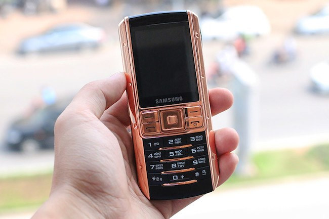 Samsung Ego S9402 từng một thời là điện thoại đình đám với màn hình 2 inch, camera 5MP, 2 khay SIM và đặc biệt vỏ bằng Liquid Metal, nay được mạ vàng hồng trở nên quý phái.