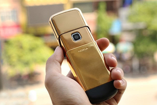 Chiếc Nokia 8600 từng rất được ưa chuộng được mạ vàng một cách cầu kỳ.