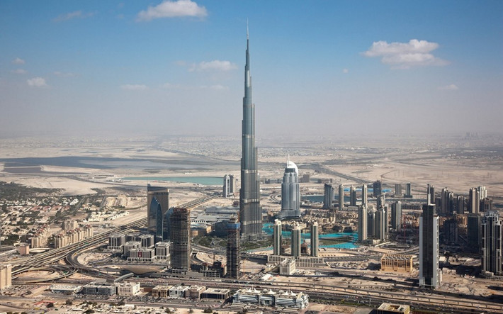 Burj Khalifa là công trình nhân tạo cao nhất thế giới. Tòa tháp 828 m được xây dựng trong 6 năm và là một trong những điểm tham quan không thể bỏ qua khi tới đây.