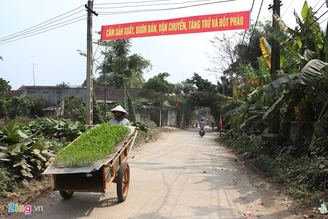 Trong khi đó, quanh khu vực này, chính quyền đã treo băng rôn cấm vận chuyển, buôn bán, tàng trữ và đốt pháo.
