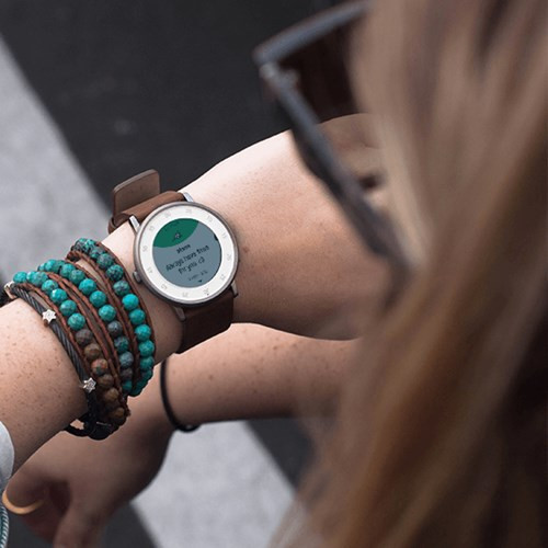 4. Pebble Time Round – Giá 249USD. Pebble Time Round mang đậm phong cách nữ tính. Với giá khởi điểm 249USD, smartwatch này đi kèm với màn hình e-ink màu cho thời lượng pin sử dụng 2 ngày. Đặc biệt, chiếc đồng hồ này còn có thể ghép đôi với cả các thiết bị iOS và Android.
