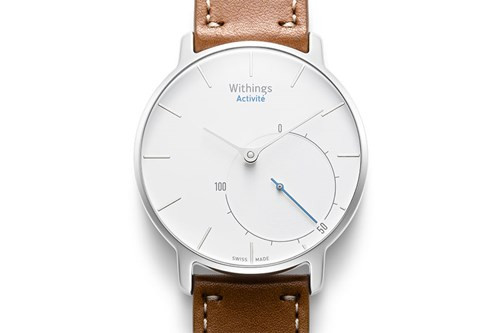 5. Withings Activité – 450USD. Thông thường smartwatch trông vẫn khá to và thô nhưng với Withings 'Activité thì hoàn toàn khác. Sản phẩm này có thiết kế rất thanh lịch, đẹp, nhỏ gọn và đặc biệt rất mỏng. Không giống như các sản phẩm khác trong danh sách này, Withings có lẽ ít chức năng của một smartwatch nhất, ngoại trừ các chức năng cơ bản như theo dõi hoạt động và giấc ngủ của người đeo chúng. Màn hình của máy được bảo vệ bằng kính sapphire, dây đeo bằng da bê của Pháp, khả năng chống nước lên tới 50m. Do đó, người dùng có thể sử dụng chiếc đồng hồ này thoải mái trong nước mà không sợ hỏng.