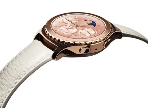 6. Samsung Gear S2 Classic Rose Gold - Giá 449,99USD. Đây chắc chắn là một trong những thiết bị đeo tốt nhất mà Samsung tạo ra. Máy có thiết kế hình bánh răng cổ điển trên mặt trông khá khỏe khoắn và làm bằng vàng hồng 18K.