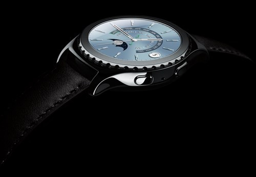 7. Samsung Gear S2 Classic Platinum – Giá 449,99 (+ 59,99USD). Nếu Samsung Gear S2 Classic in Rose Gold không làm bạn vừa lòng thì có thể lựa chọn phiên bản Platinum. Giống phiên bản Rose Gold, máy cũng có giá 449,99USD nhưng có dây đeo màu đen trông hơi nam tính. Tuy nhiên, nếu mất thêm 59,99USD nữa, bạn có thể sở hữu smartwatch với dây đeo bằng da xám và mặt bằng bạch kim trông rất sang.