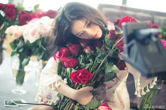 Nàng Mỹ nhân ngư của màn ảnh Hoa ngữ điệu đà tạo dáng bên những bông hoa hồng rực rỡ. Nhiều người cho rằng, Lâm Duẫn có nét đẹp của Thư Kỳ và Nghê Ni.