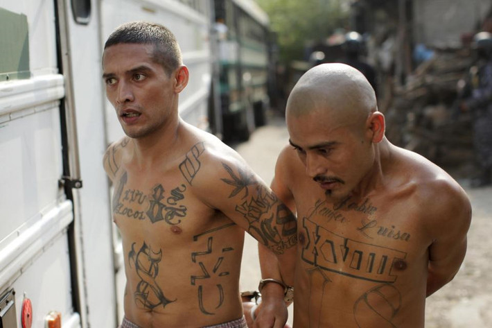 Toàn bộ khu vực lân cận như El Salvador, Honduras và Guatemala đều nằm dưới tầm kiểm soát của Barrio 18 và băng đảng đối thủ, Mara Salvatrucha (còn được gọi là MS -13). Vào đầu những năm 2000, Barrio 18 và MS -13 nằm trong số những băng đảng tội phạm mạnh nhất trên thế giới. Nếu MS -13 hoạt động mang tính chất tinh vi, thường chỉ bắn người thì Barrio 18 nổi tiếng vì tra tấn và phanh thây nạn nhân. Ảnh: Reuters.