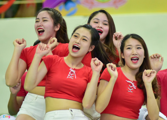 Mỗi đội tham gia hai phần thi bắt buộc là nhảy dân vũ (từ 5 đến 7 phút) và nhảy cổ động (từ 3 đến 5 phút).