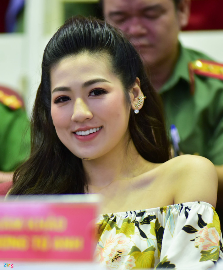Tham gia chương trình còn có Á hậu Tú Anh, cô rạng rỡ trên hàng ghế ban giám khảo.