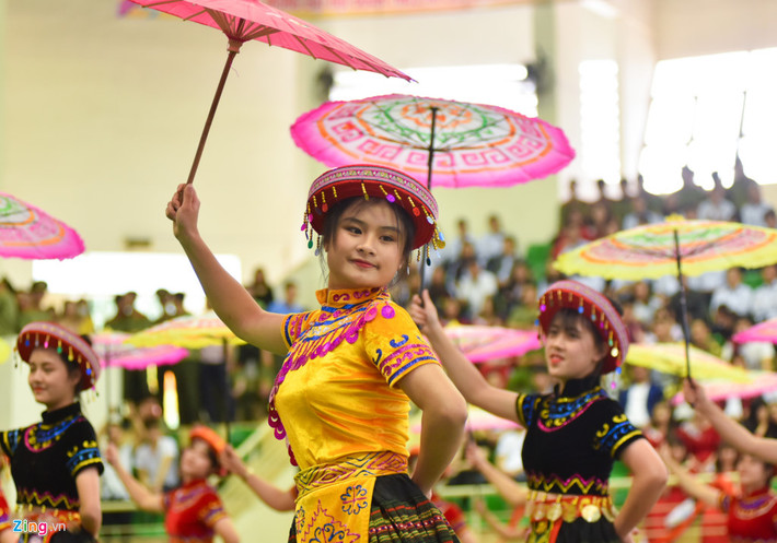 Không những thế, trang phục, quy mô dàn dựng, hiệu ứng sân khấu cũng được đầu tư khiến chất lượng các tiết mục dự thi được nâng cao.