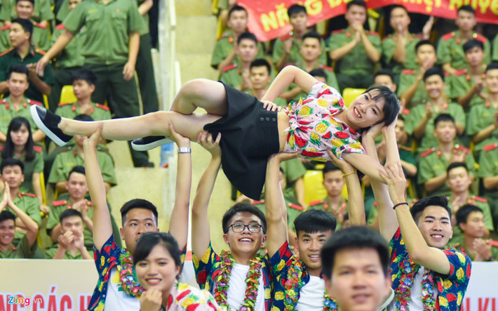 Tham dự liên hoan, mỗi trường huy động lực lượng lên đến hàng trăm người, tập luyện kéo dài cả tháng.